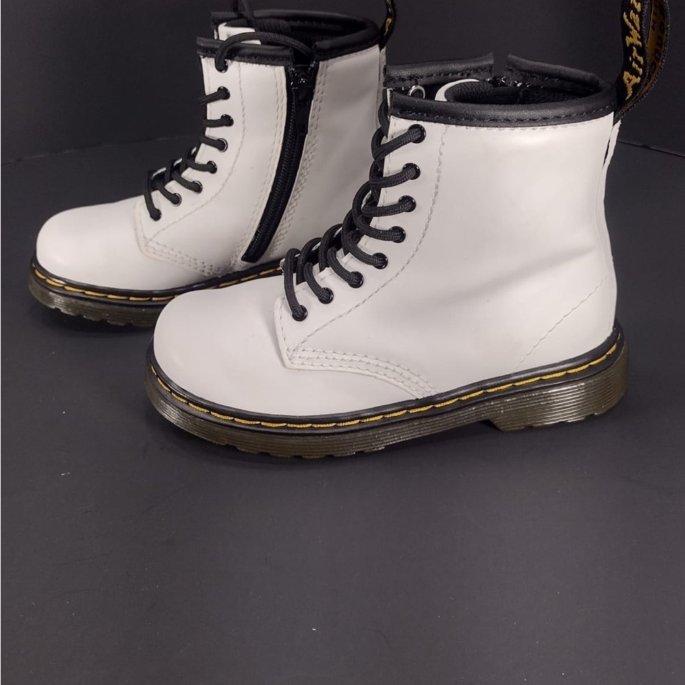 Dr. Martens White Leather Boots size 9 kids pre
Owned Exellent condition - Picture 3 of 7